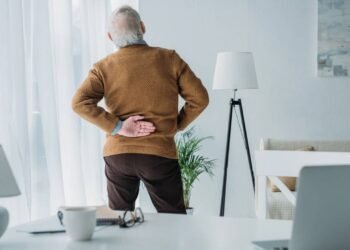 Especialistas revelam o que realmente ajuda na dor nas costas após os 60 anos