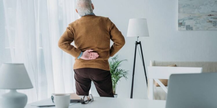 Especialistas revelam o que realmente ajuda na dor nas costas após os 60 anos