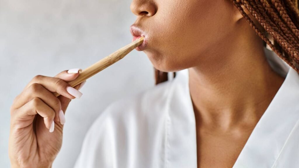 Escovar antes ou depois do café? O que a ciência recomenda para proteger seus dentes