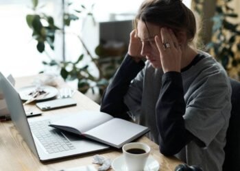 O esgotamento emocional que atinge quem vive em “modo sobrevivência” todos os dias