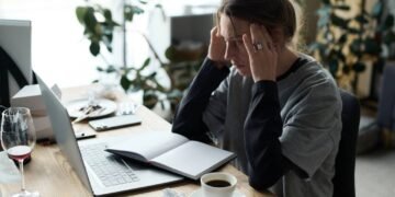 O esgotamento emocional que atinge quem vive em “modo sobrevivência” todos os dias