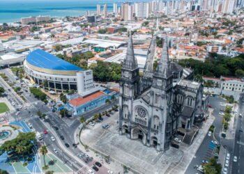 A capital do Nordeste onde o Natal é iluminado, o verão é garantido e o Réveillon toma conta da orla
