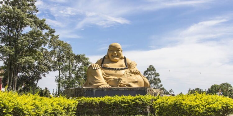 Foz do Iguaçu, no extremo oeste paranaense, se destaca como destino turístico global pelas Cataratas do Iguaçu. // Créditos: depositphotos.com / paulobaqueta