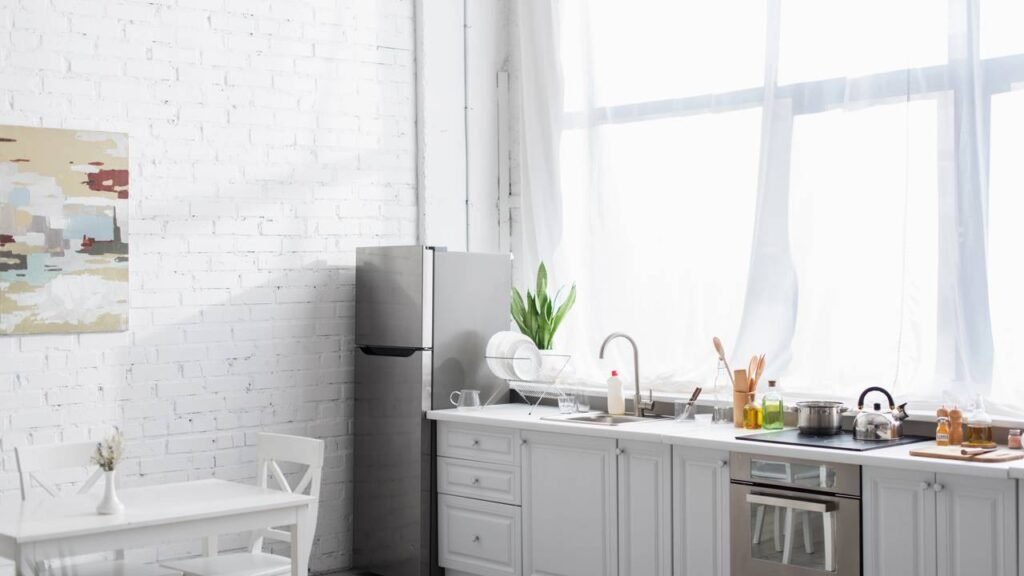 Geladeira perto do fogão pode aumentar sua conta de luz e você nem imaginava