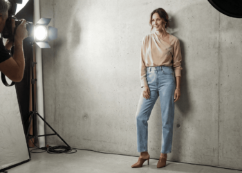 Como usar jeans claro para criar visuais sofisticados sem abrir mão do conforto diário