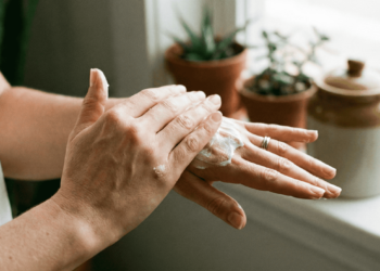 Óleo ou creme? Entenda qual textura cria o escudo perfeito para a mão