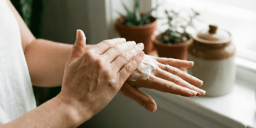 Óleo ou creme? Entenda qual textura cria o escudo perfeito para a mão