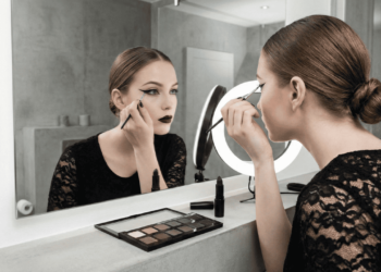 Gótico suave 2026: como usar olhos esfumados e unhas escuras no dia a dia