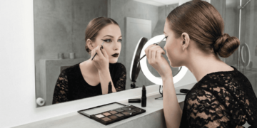 Gótico suave 2026: como usar olhos esfumados e unhas escuras no dia a dia