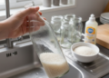 Se você tiver garrafas ou recipientes de vidro sujos, este truque de limpeza simples com arroz os deixará impecáveis