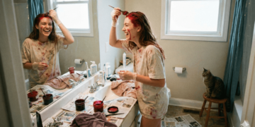 Dicas para colorir o cabelo em casa e proteger os fios contra ressecamento e desbotamento