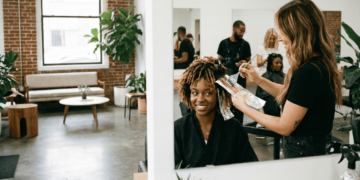 Cores de cabelo que iluminam o visual de peles negras neste verão 2026