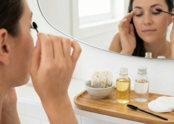 O cuidado simples que está mudando os cílios de muita gente