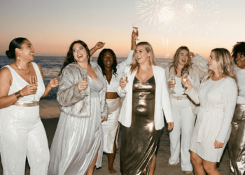 Chega de pretinho básico, as cores que mais valorizam o corpo plus size nesse Natal