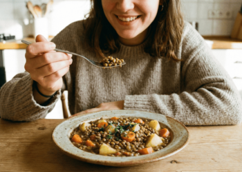 Proteína barata e nutritiva, veja como a lentilha substitui a carne no dia a dia