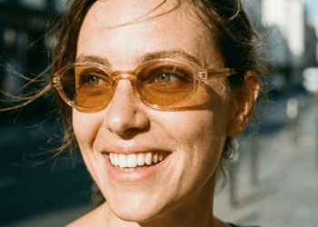 A tendência de óculos que vai dominar 2026 com leveza e estilo