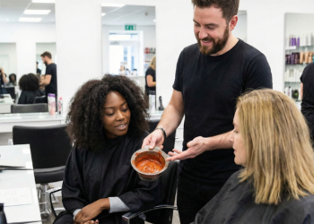 Mocha mousse traz brilho, leveza e elegância aos fios