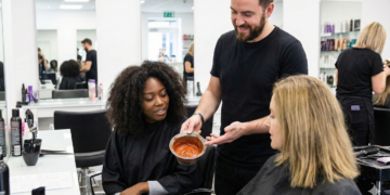 Mocha mousse traz brilho, leveza e elegância aos fios