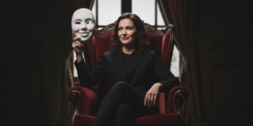 Os banheiros deixaram de ser apenas áreas funcionais para se tornarem protagonistas no design de interiores. Em 2026, a principal mudança está na área da pia: o móvel pesado encostado no chão dá lugar a uma proposta limpa, leve e fácil de manter, que responde ao desejo por ambientes organizados, com menos acúmulo de objetos e manutenção rápida, especialmente na rotina corrida dos lares brasileiros. O que está substituindo o móvel tradicional no banheiro A principal tendência é a bancada suspensa de pedra natural, fixada diretamente na parede e sem contato com o piso. Mármore, granito e pedras sinterizadas aparecem como escolhas frequentes, tanto pela resistência quanto pelo visual contínuo e elegante. Ao liberar a área inferior, o piso fica totalmente à vista, facilitando a limpeza e conferindo sensação de amplitude, sobretudo em apartamentos compactos. Em banheiros maiores, a bancada suspensa muitas vezes funciona como peça escultórica, valorizada por porcelanatos que imitam pedra ou cimento queimado e conversam com um estilo contemporâneo e despojado. Por que a bancada suspensa de pedra natural virou tendência nos banheiros modernos O sucesso da bancada suspensa de pedra natural está diretamente ligado à estética, praticidade e durabilidade. As pedras permitem criar bancadas finas, com linhas retas que se adaptam do estilo minimalista ao clássico, reduzindo cantos e frestas onde pó e umidade se acumulam. Na limpeza, o impacto é imediato: com o chão livre, basta passar pano ou aspirador sob a bancada, sem contornar pés de móveis. Superfícies bem escolhidas e tratadas resistem melhor à umidade, e recursos como frontão elevado ou cuba esculpida reforçam a sensação de peça única, sofisticada e fácil de manter. Como a iluminação e as texturas valorizam a nova bancada suspensa A bancada suspensa de pedra natural ganha destaque máximo com um projeto de iluminação bem planejado. Fitas de LED na parte inferior, atrás do espelho ou embutidas na parede criam efeito de flutuação, suavizam sombras e evidenciam o desenho da pedra e dos metais. Além da iluminação, texturas como paredes ripadas (slatted designs) e revestimentos com leve relevo completam o visual sem pesar. Esses elementos criam profundidade, movimento e aconchego, especialmente quando combinados com pedras claras e MDF amadeirado em tons neutros. Para tirar o melhor proveito dessas combinações, vale considerar alguns pontos práticos na hora de projetar: Usar painéis ripados verticais para alongar visualmente o pé-direito. Optar por revestimentos com relevo suave, que não acumulem tanta sujeira. Escolher LEDs embutidos com temperatura entre 3000K e 4000K para uma luz confortável. Planejar espelhos amplos com perfis de LED para garantir iluminação funcional diária. Como adaptar o banheiro às tendências sem perder funcionalidade A troca do móvel tradicional por uma bancada suspensa pode ser feita de forma planejada, respeitando o encanamento existente e as necessidades reais de uso. Gavetas discretas, prateleiras flutuantes e nichos embutidos ajudam a manter produtos à mão, mas fora da vista, preservando o visual limpo. Mapear o espaço, definir o comprimento ideal da bancada, escolher a pedra certa e ajustar a altura ao conforto dos moradores são passos essenciais. Complementar o projeto com iluminação indireta e revestimentos que conversem entre si garante um banheiro coerente, funcional e pronto para o dia a dia. Como transformar seu banheiro agora com a bancada suspensa de pedra natural Ao substituir o móvel de chão por bancadas suspensas de pedra natural, combinadas com luz bem distribuída e texturas discretas, o banheiro se torna mais prático de limpar, visualmente leve e alinhado às exigências atuais de organização. Essa solução se adapta a diferentes orçamentos, permitindo variar tipos de pedra, modelos de cuba e marcenaria complementar sem abrir mão do conceito de leveza. Se você quer um banheiro mais moderno, fácil de cuidar e com sensação de espaço imediato, este é o momento de agir: converse com um profissional, revise seu projeto e comece a planejar a troca da bancada ainda hoje. Cada obra adiada é mais tempo convivendo com um ambiente pesado, difícil de limpar e que não reflete o estilo de vida que você merece.