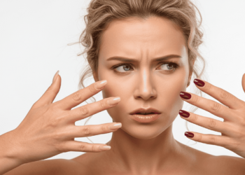 Quer realçar o bronzeado? O tom de esmalte que acende sua pele no verão