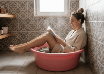 Esfoliação e hidratação são a chave para recuperar a cor natural da pele