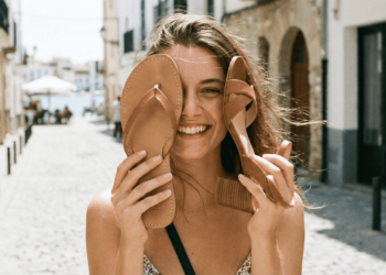 Chinelo ou rasteirinha? Saiba qual o melhor sapato para o ano novo na praia