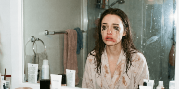 Maquiagem derretendo? Veja os erros que detonam seu visual no verão