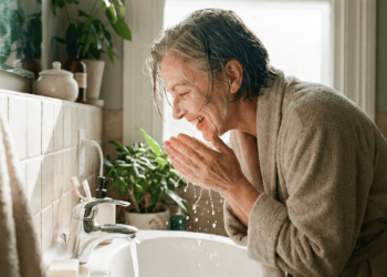 Como cuidar do corpo no verão após os 50 anos e manter pele macia e hidratada