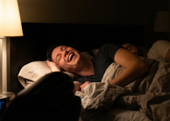 Entenda por que o riso pode acontecer durante o sono