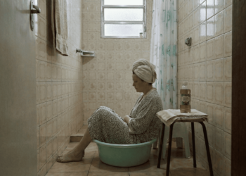 Esfoliação e hidratação são a chave para recuperar a cor natural da pele