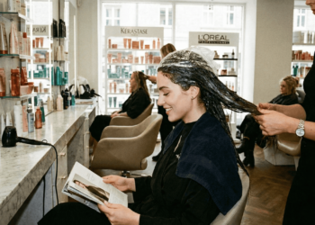 Como ter fios de salão em casa sem gastar horas com tratamento