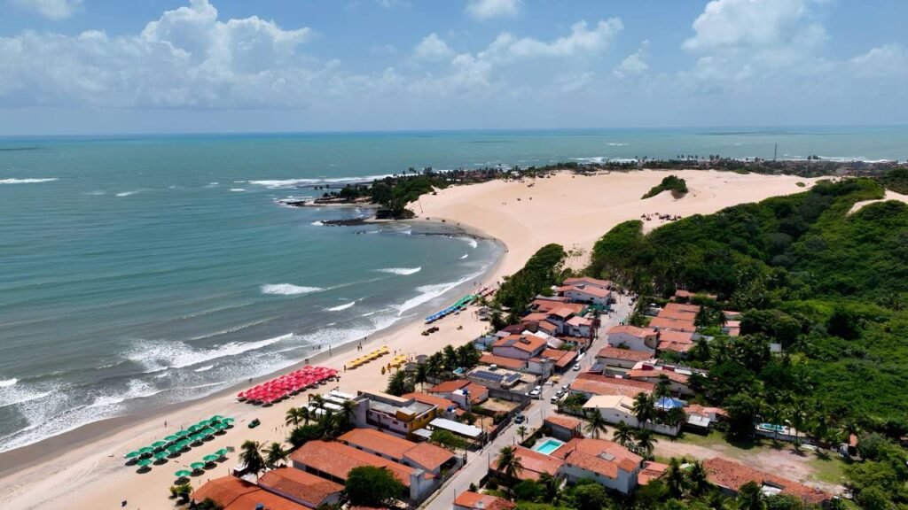 O Oásis do Nordeste que combina dunas móveis, lagoas cristalinas e um mar de cenário cinematográfico