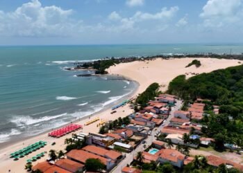 O Oásis do Nordeste que combina dunas móveis, lagoas cristalinas e um mar de cenário cinematográfico