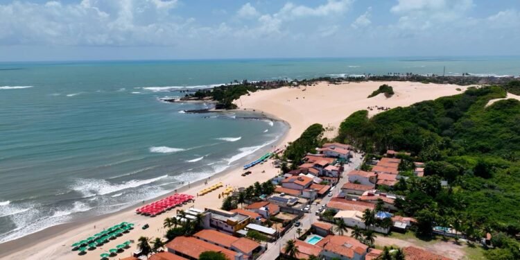O Oásis do Nordeste que combina dunas móveis, lagoas cristalinas e um mar de cenário cinematográfico