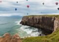 A cidade onde os balões coloridos voam sobre falésias e o mar encontra a serra com uma vista de tirar o fôlego