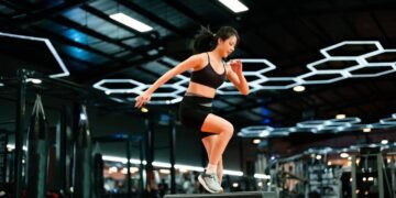 Odeia academia? Seque a barriga na sala de casa com este treino rápido