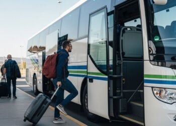 Vai viajar de ônibus no fim do ano? Lei garante direitos que muita gente desconhece sobre atrasos, cancelamentos, bagagem e reembolso