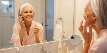 Qual a melhor rotina de cuidados noturnos para pele madura acima de 50 anos?