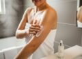 Esse pequeno ajuste na rotina do banho deixa a pele mais macia por muito mais tempo