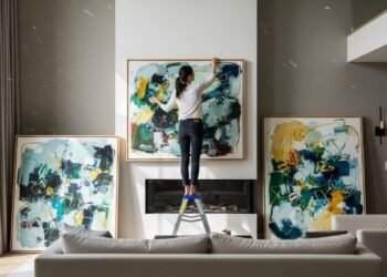 Como deixar sua sala mais sofisticada usando quadros grandes sem poluir visualmente