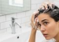 Banho quente, shampoo errado e descuido: entenda por que sua caspa dispara no frio