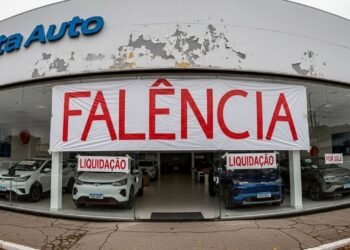 Montadora chinesa falida mantém operação no Brasil e tenta reverter crise com cortes e descontos