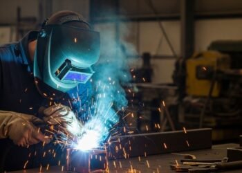 Profissão técnica enfrenta colapso por escassez e paga até R$ 20 mil com curso grátis