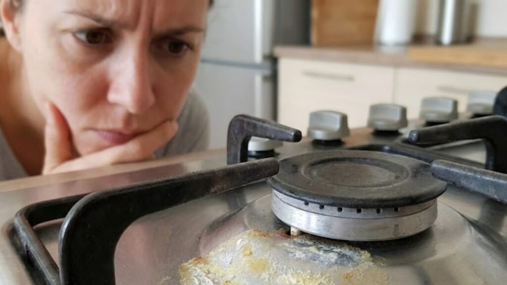 Se essa mancha aparecer no seu fogão, desligue tudo imediatamente