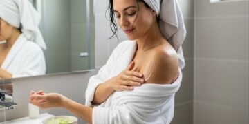 Cansada de sentir a pele seca logo após o banho? Essa mistura caseira ajuda de verdade