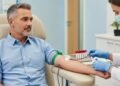 Homens após os 50: o que um simples exame de sangue pode revelar sobre sua saúde