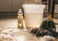 Como recuperar o brilho do piso e remover manchas usando só água morna e detergente