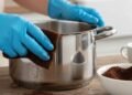 Panela em inox opaca? Essa mistura caseira com café devolve o brilho fácil