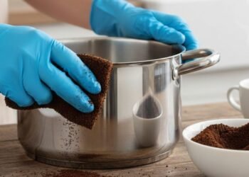 Panela em inox opaca? Essa mistura caseira com café devolve o brilho fácil