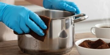 Panela em inox opaca? Essa mistura caseira com café devolve o brilho fácil